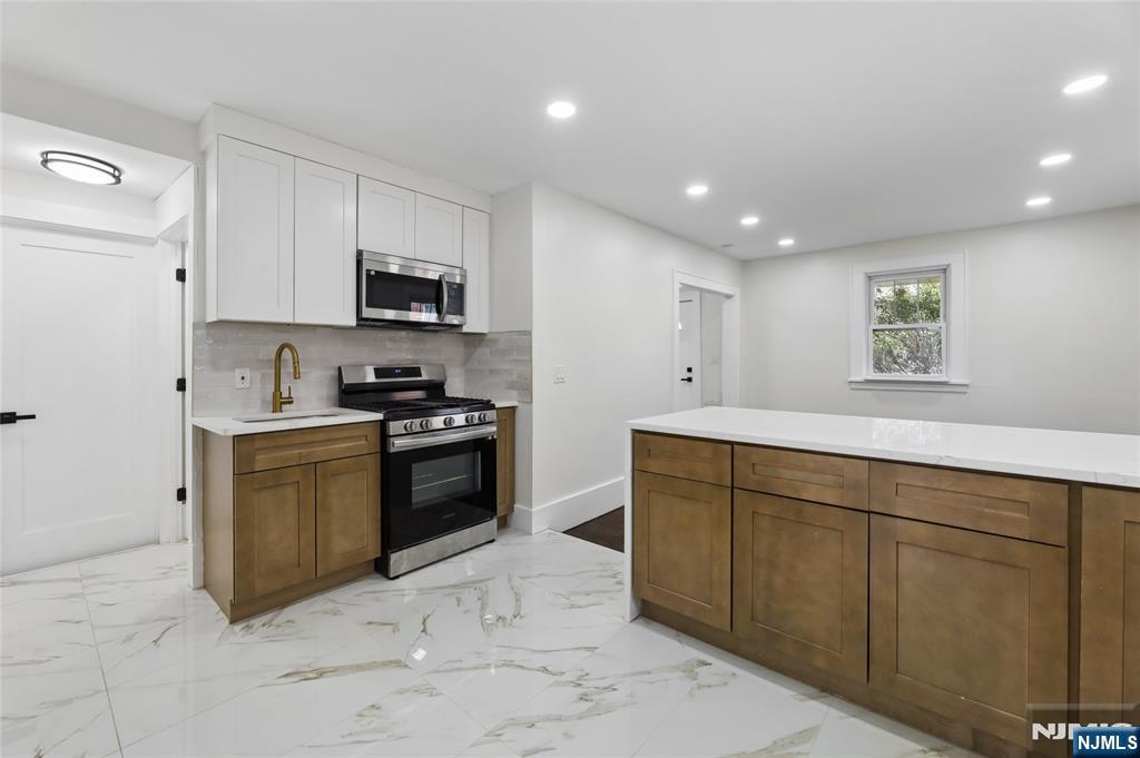 1087 Lambert Road