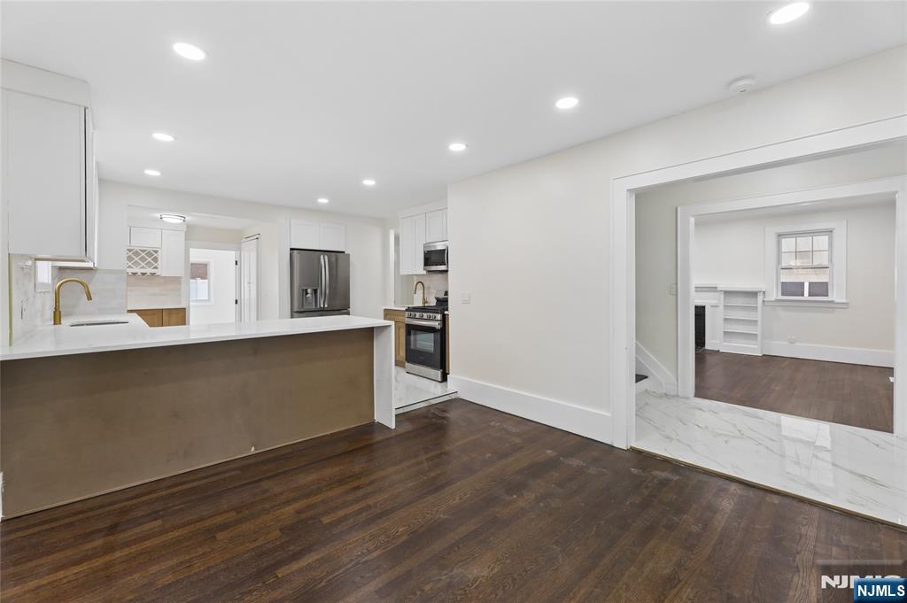 1087 Lambert Road