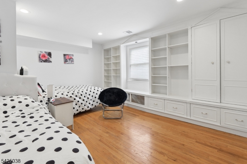 86 Crescent Ave