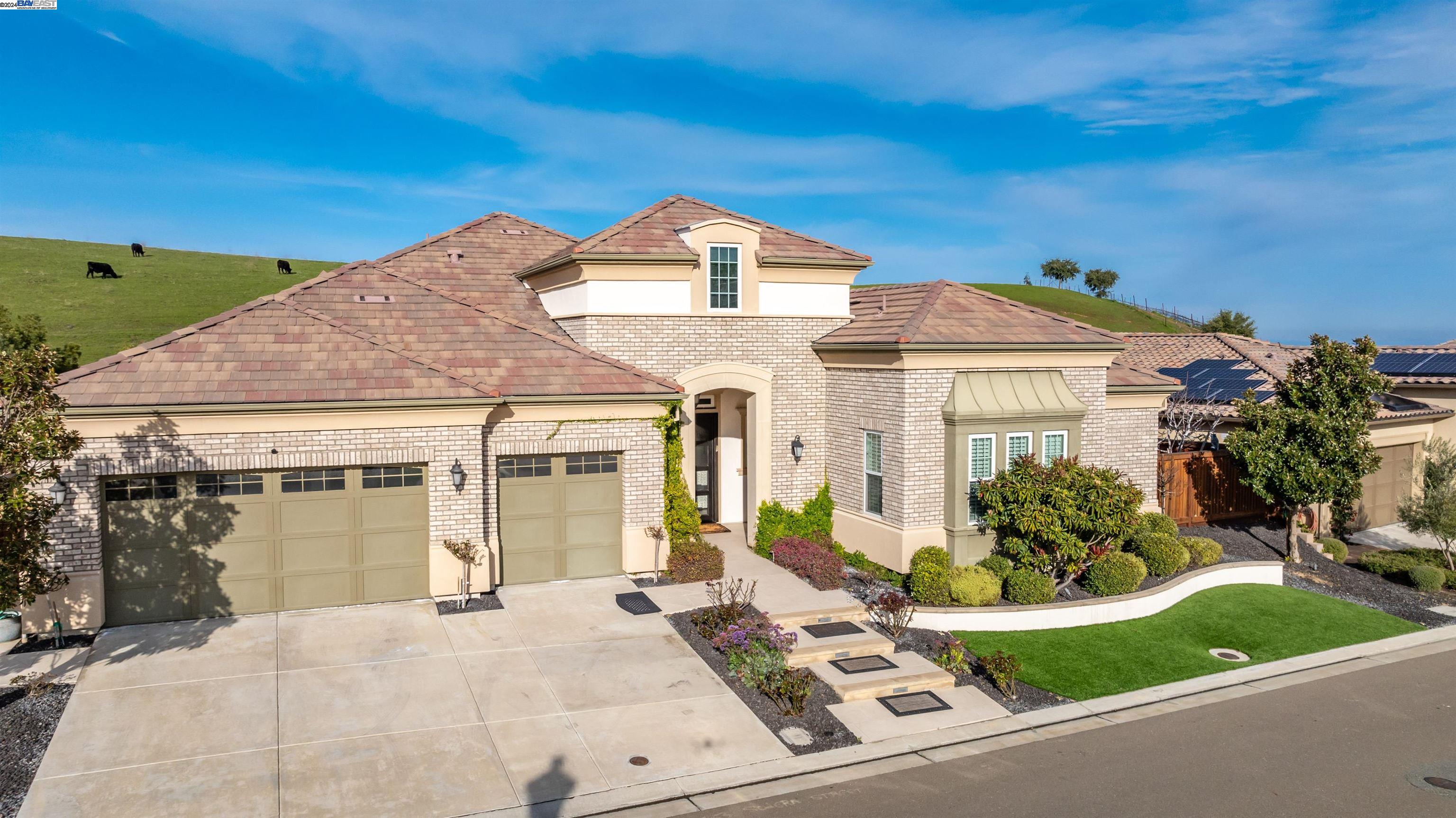 2063 Solera St