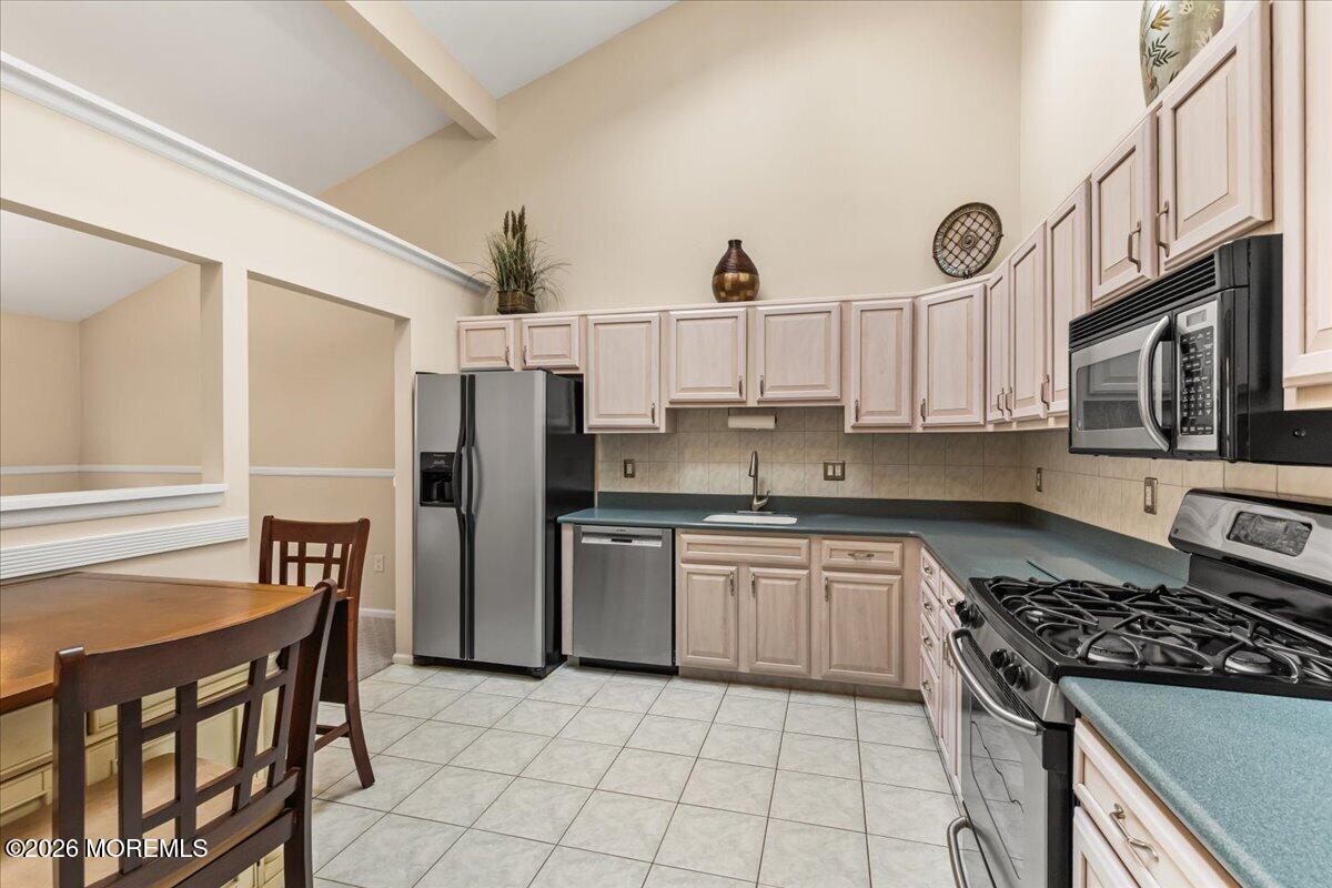 122 Maplecrest Drive W