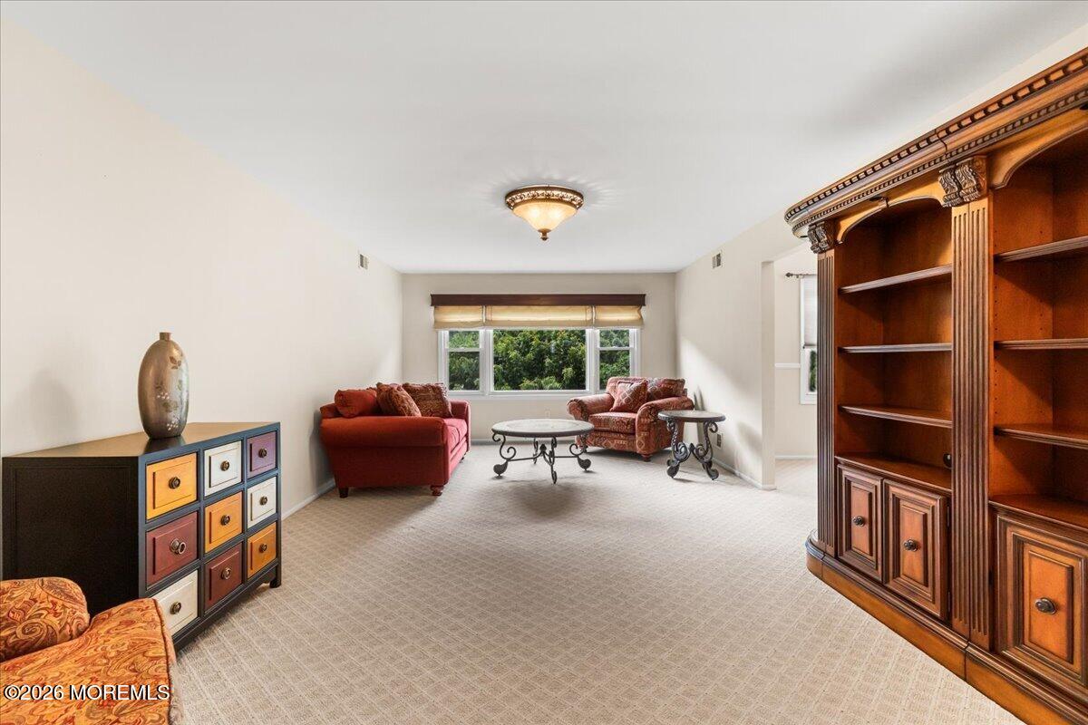 122 Maplecrest Drive W