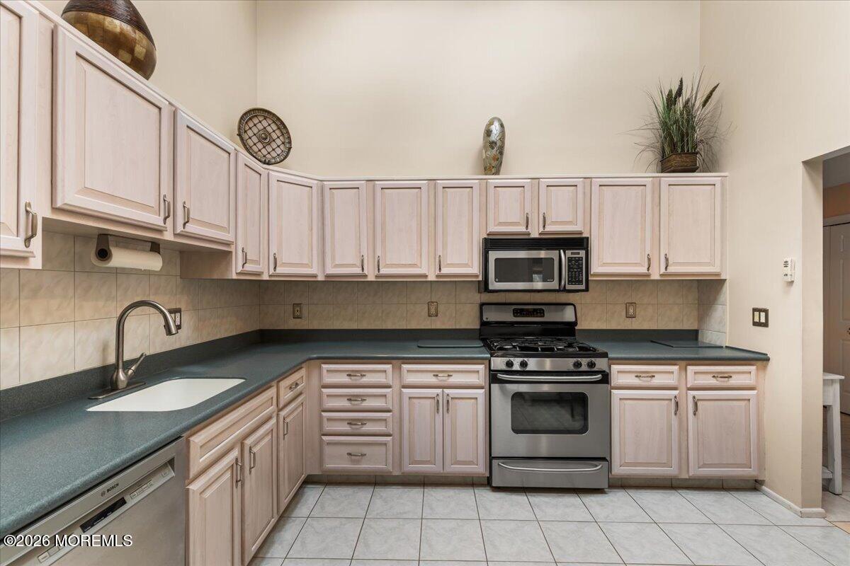 122 Maplecrest Drive W
