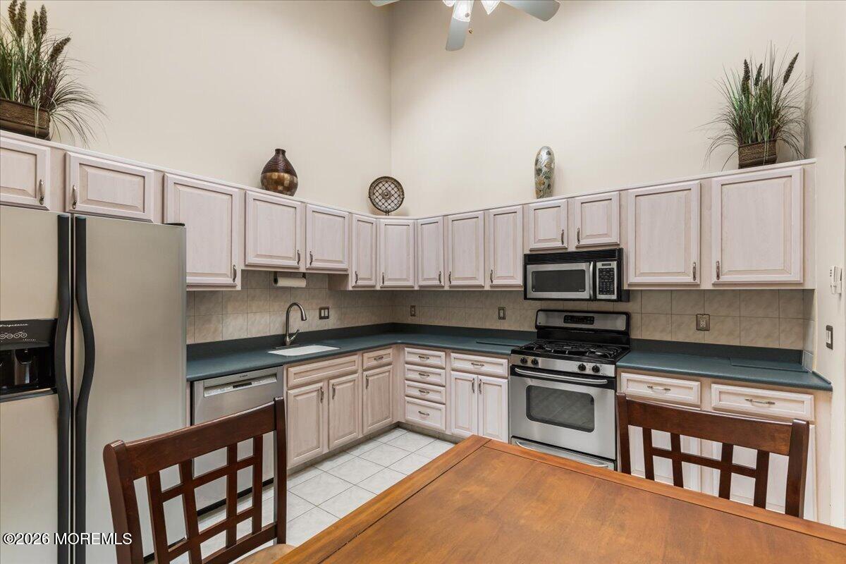 122 Maplecrest Drive W