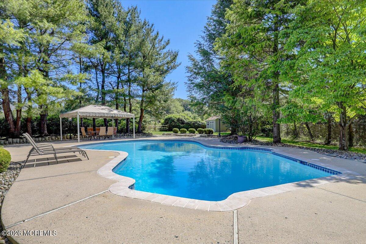 6 Woodhollow Drive