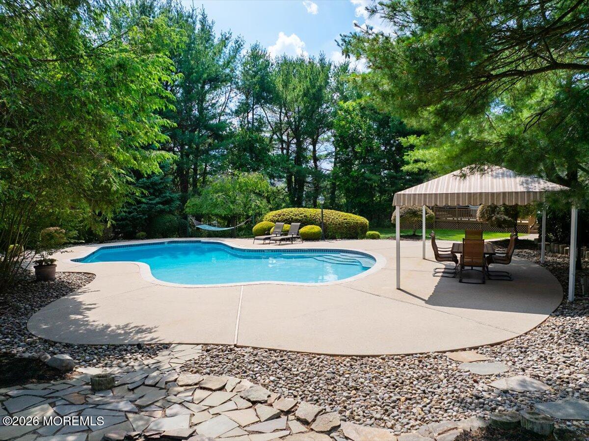 6 Woodhollow Drive