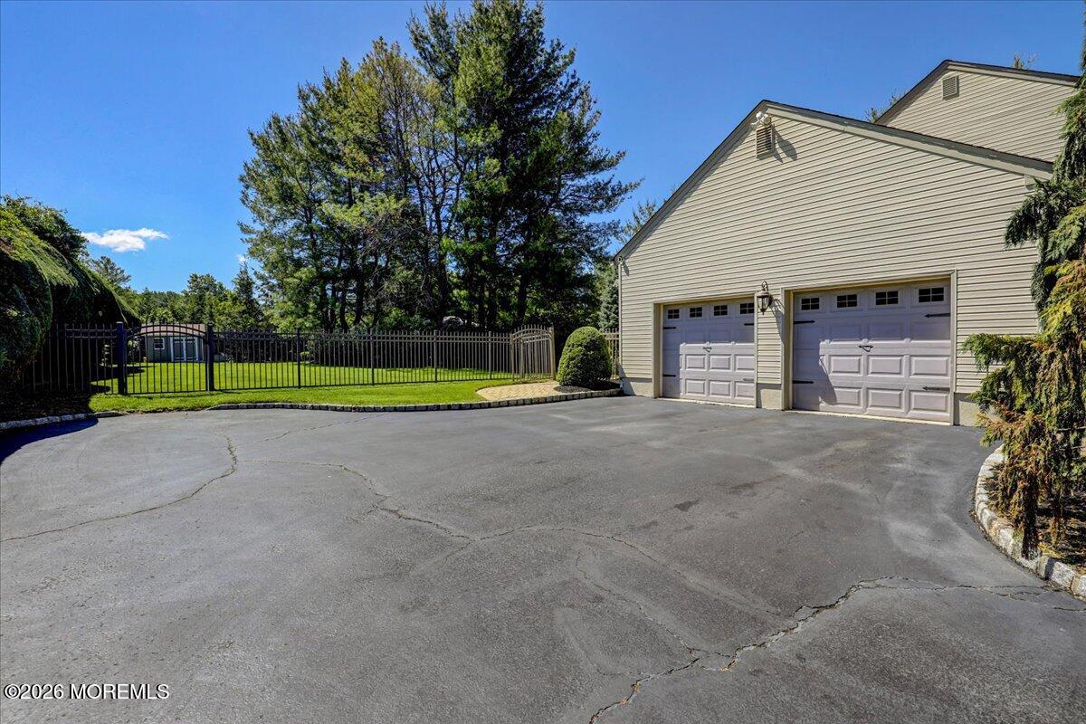 6 Woodhollow Drive