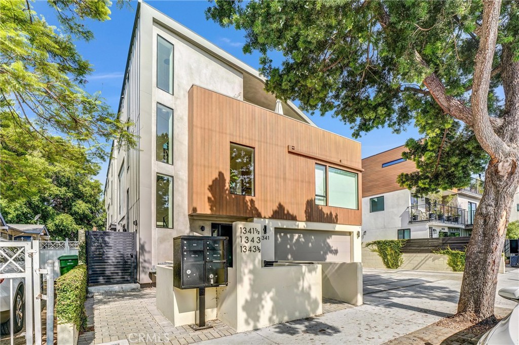 1343 1/2 Seward Street