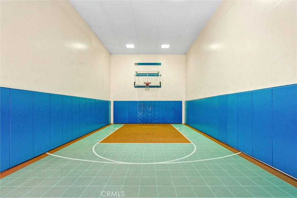 5535 Canoga Avenue 204