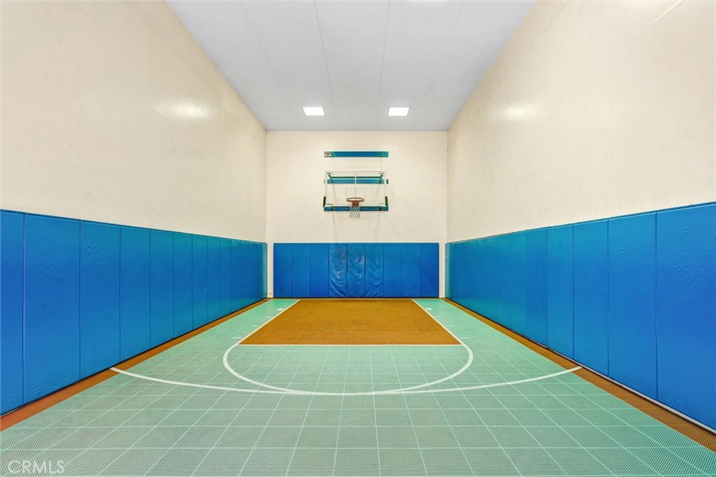 5535 Canoga Avenue 204