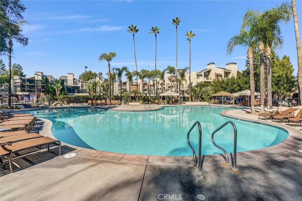 5535 Canoga Avenue 204