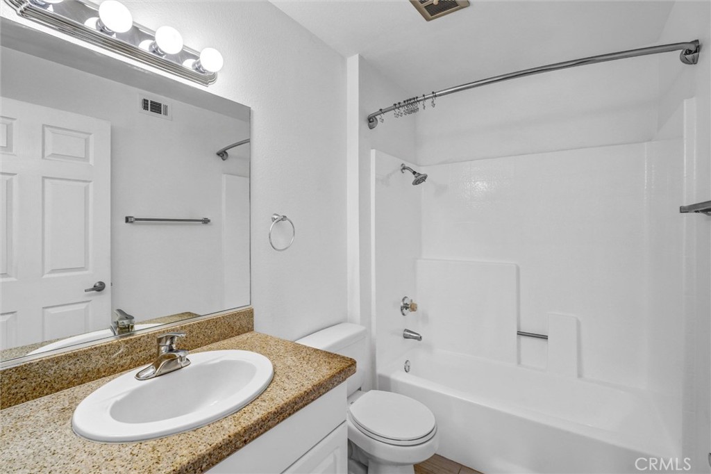 5535 Canoga Avenue 204