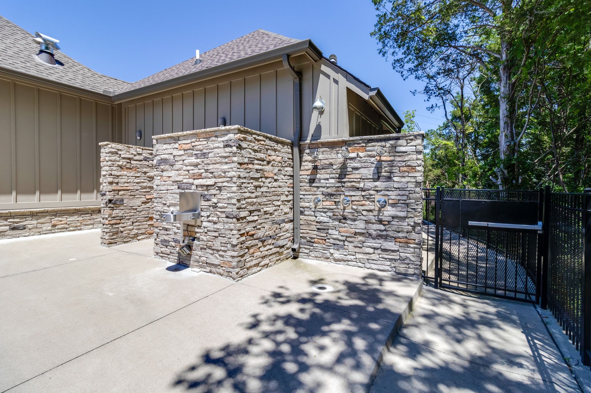 1098 River Oaks Blvd