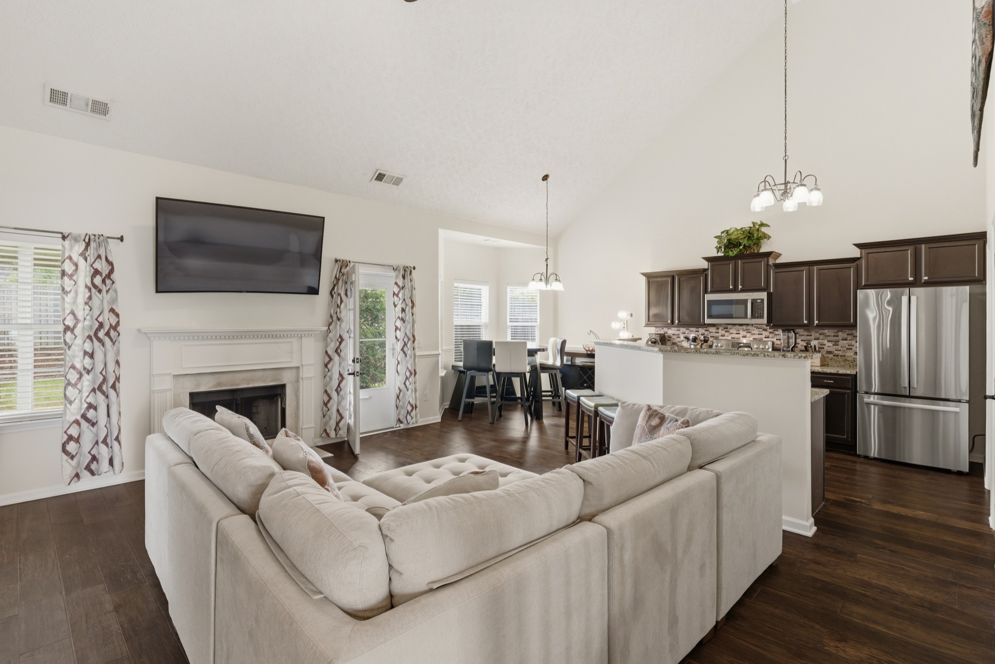 525 Shoreline Ln
