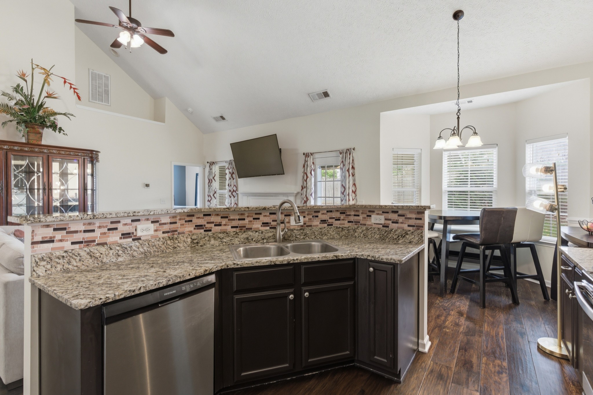 525 Shoreline Ln