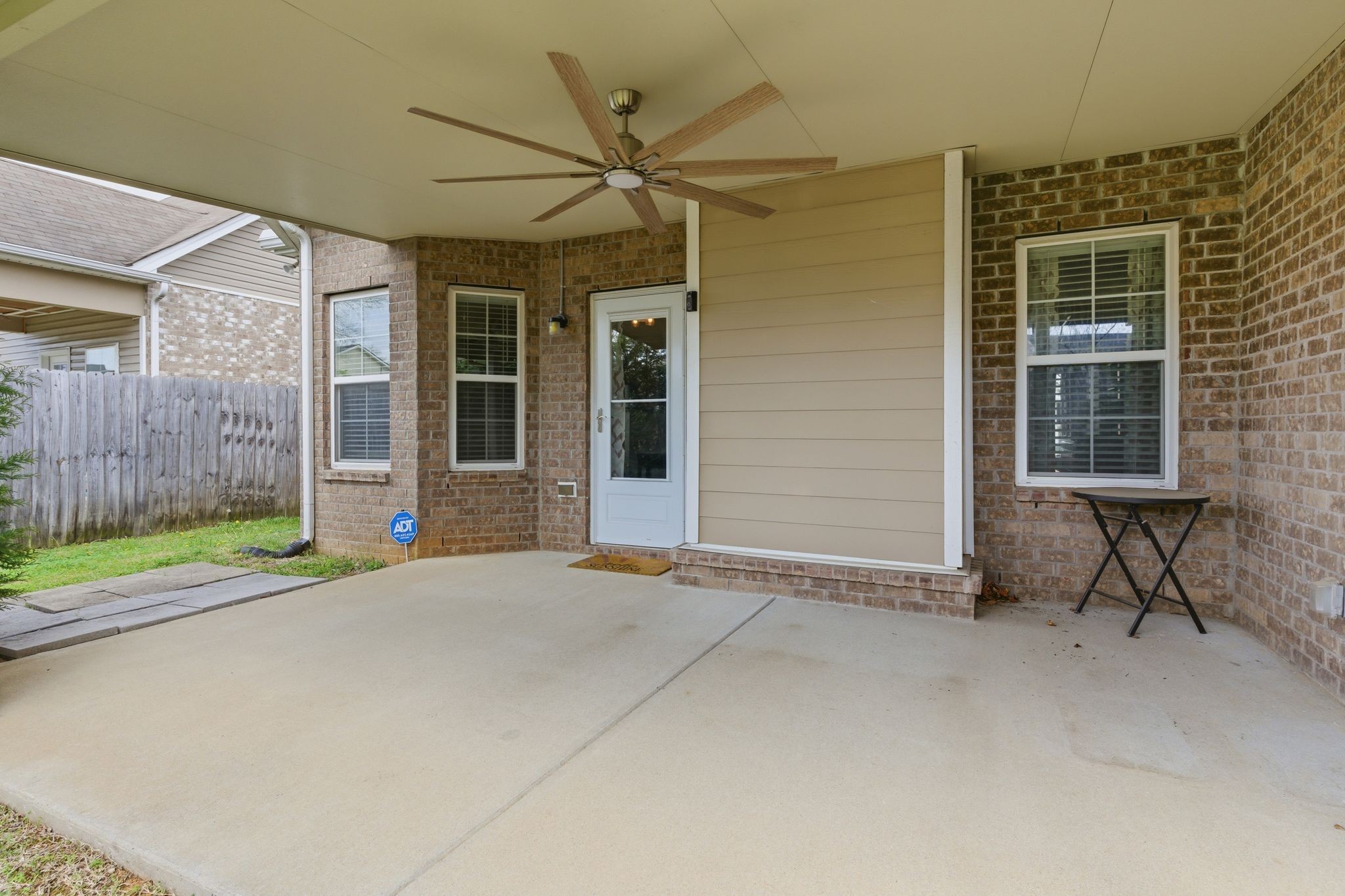 525 Shoreline Ln