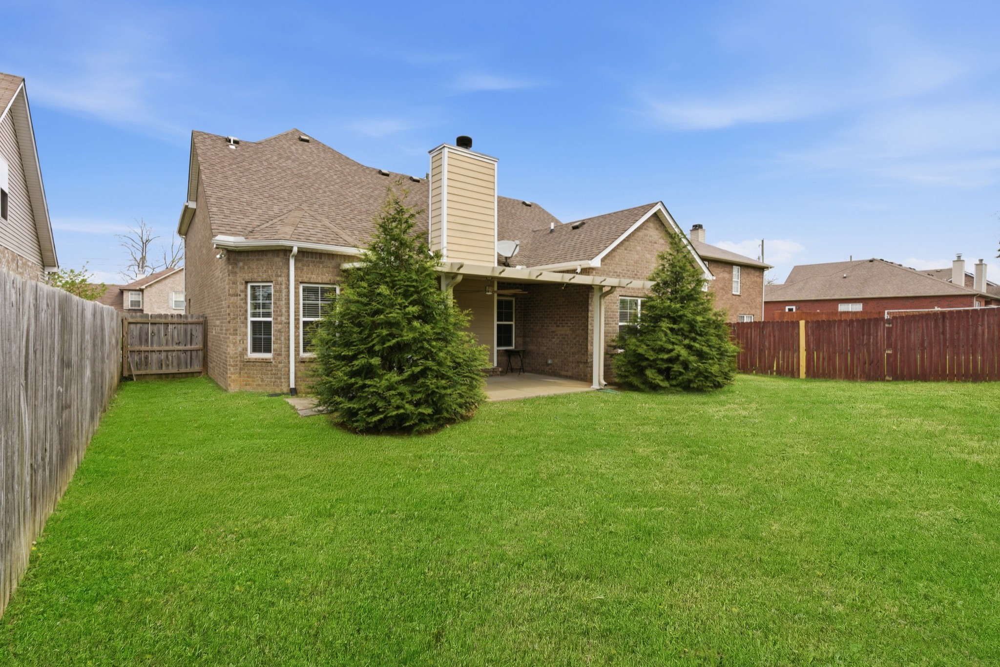 525 Shoreline Ln