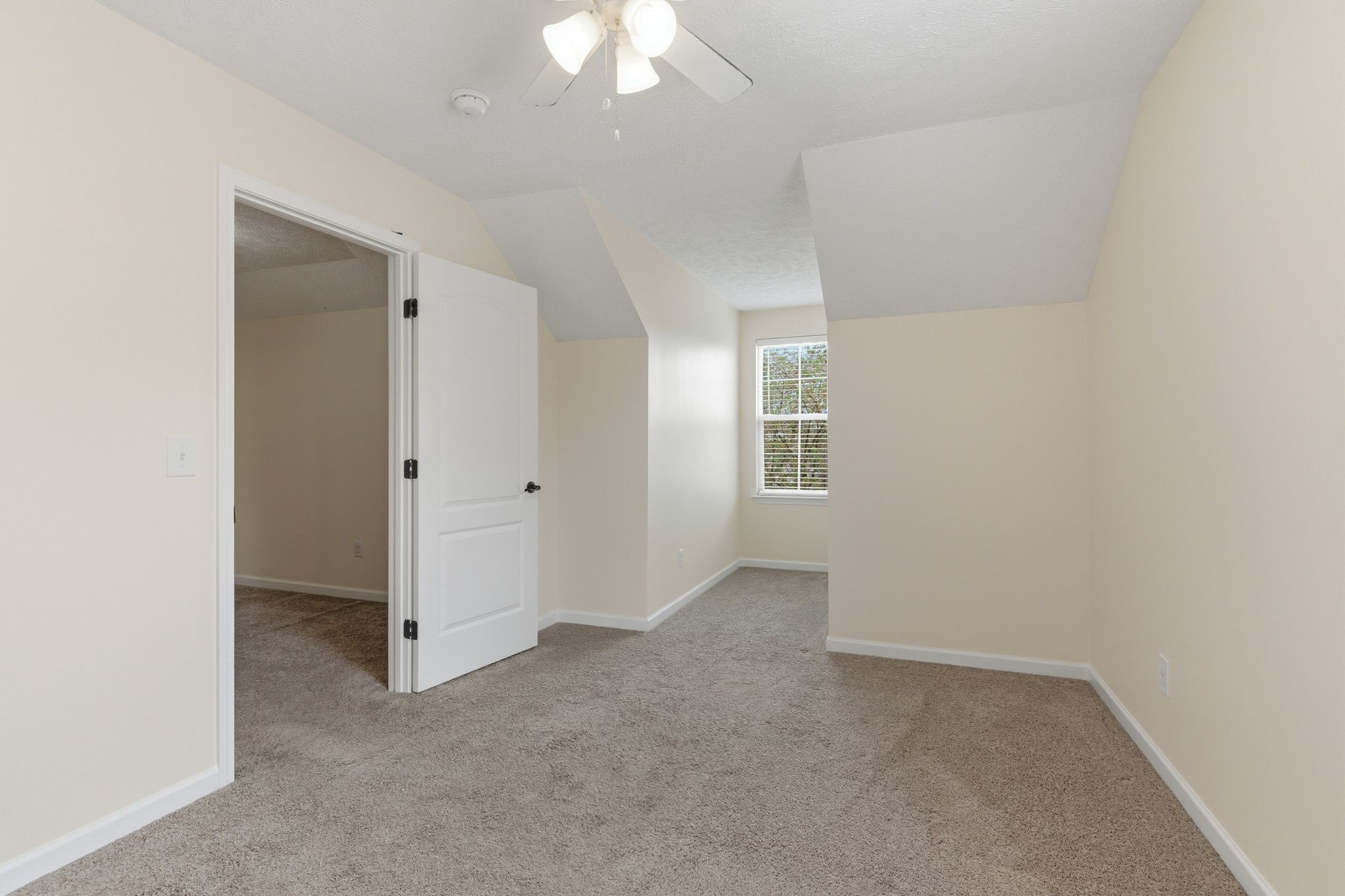 525 Shoreline Ln