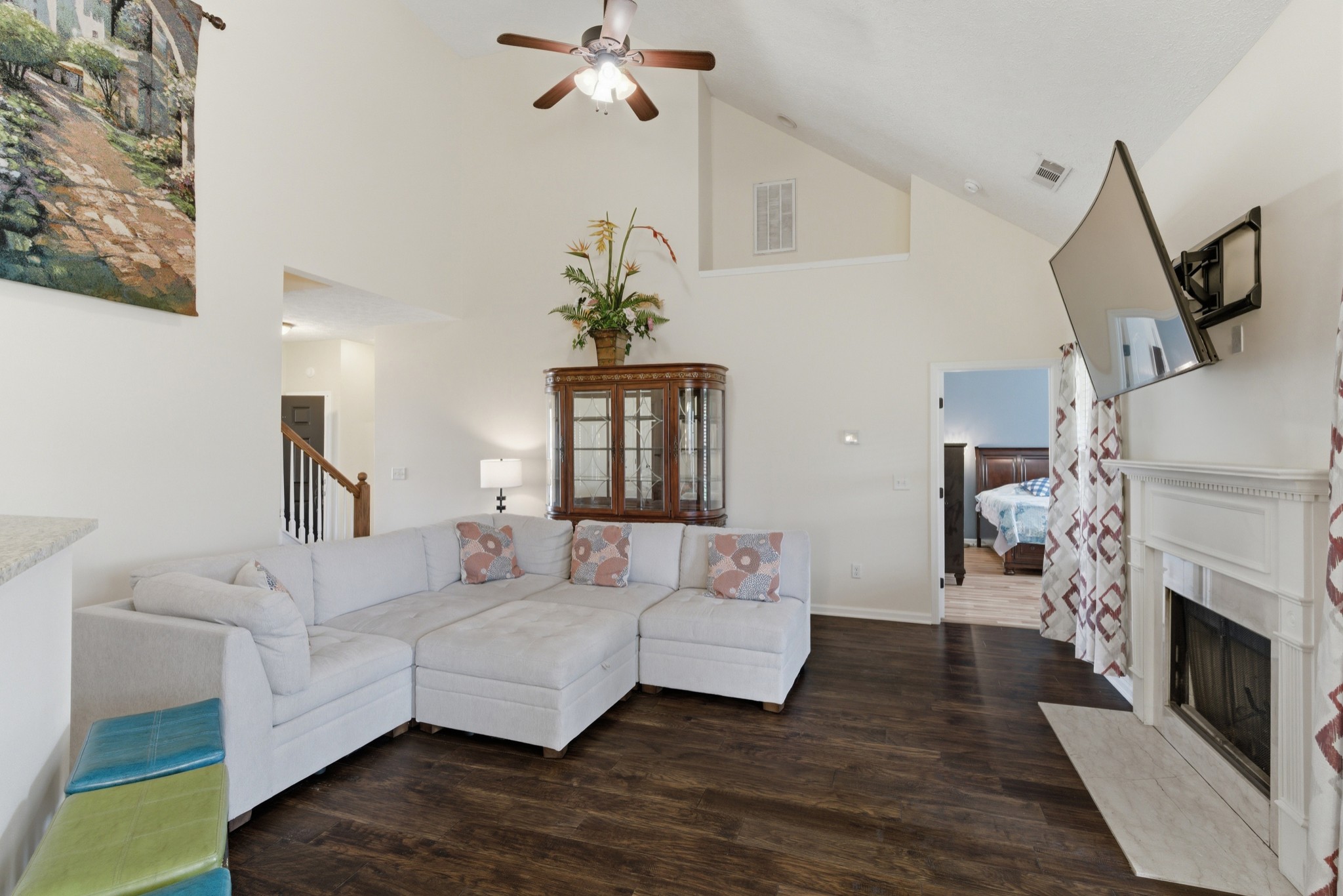 525 Shoreline Ln