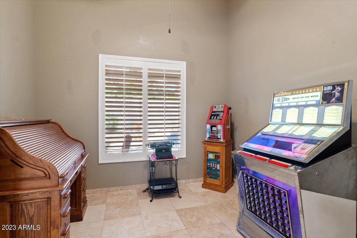 8092 E MICHELLE Drive