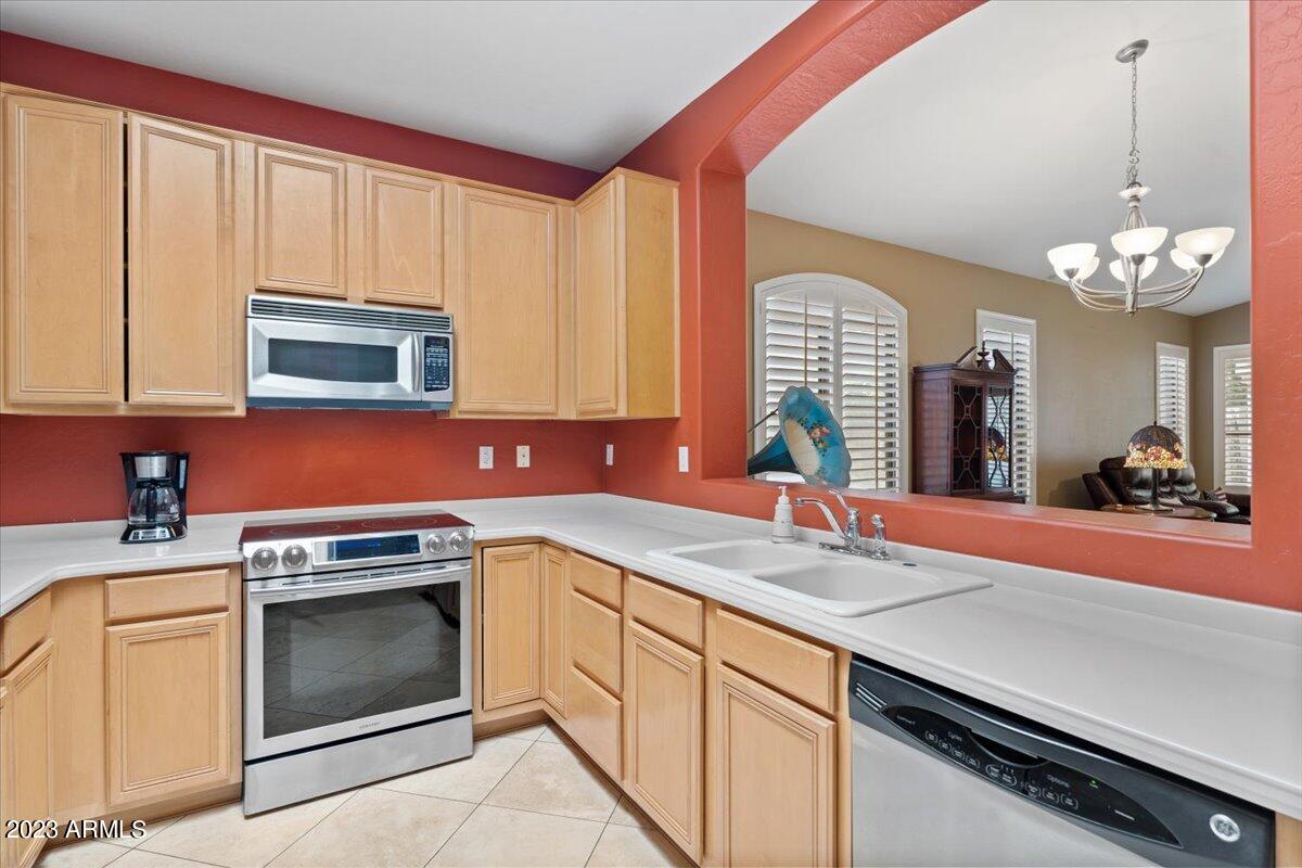 8092 E MICHELLE Drive
