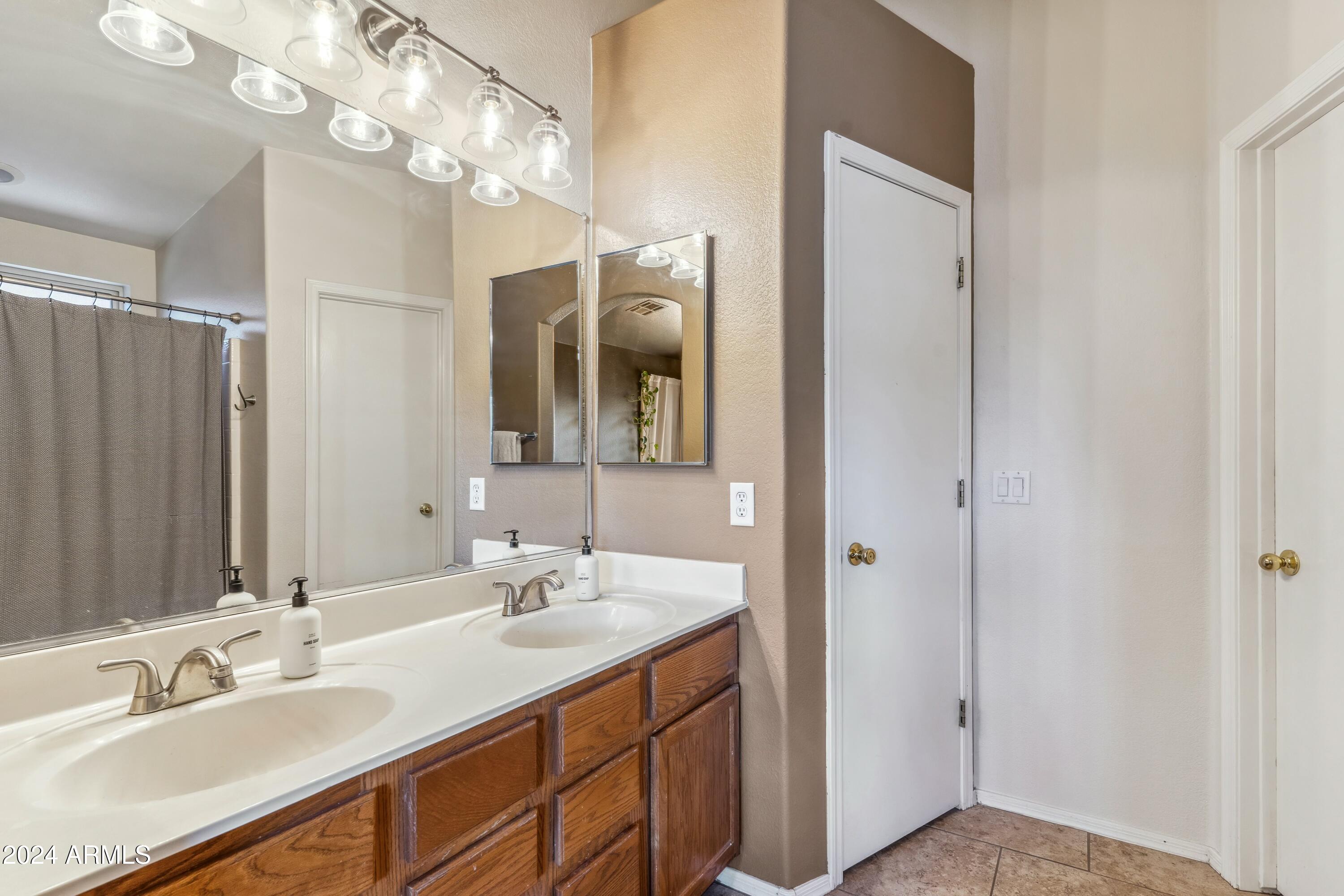 4045 W ABRAHAM Lane