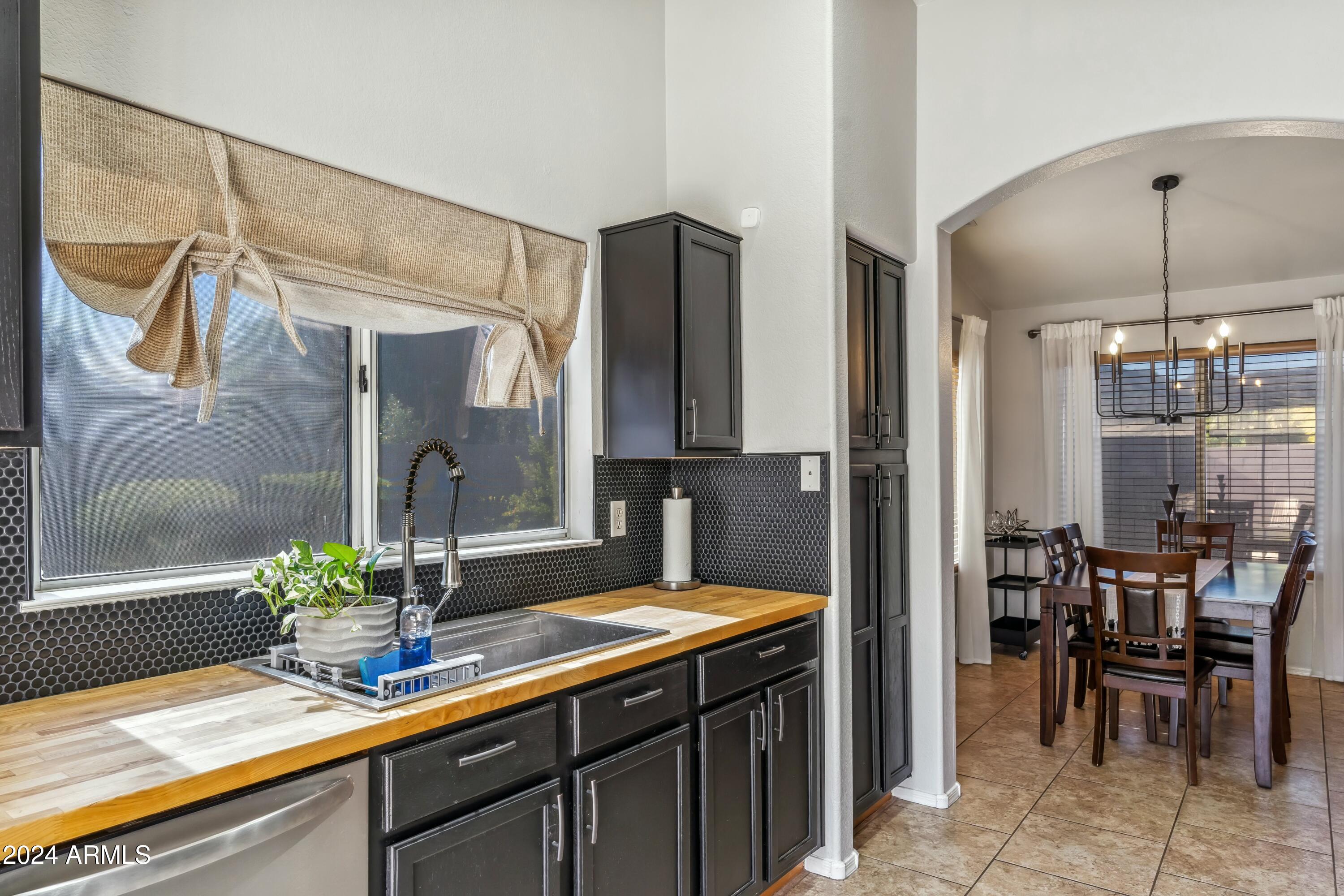 4045 W ABRAHAM Lane