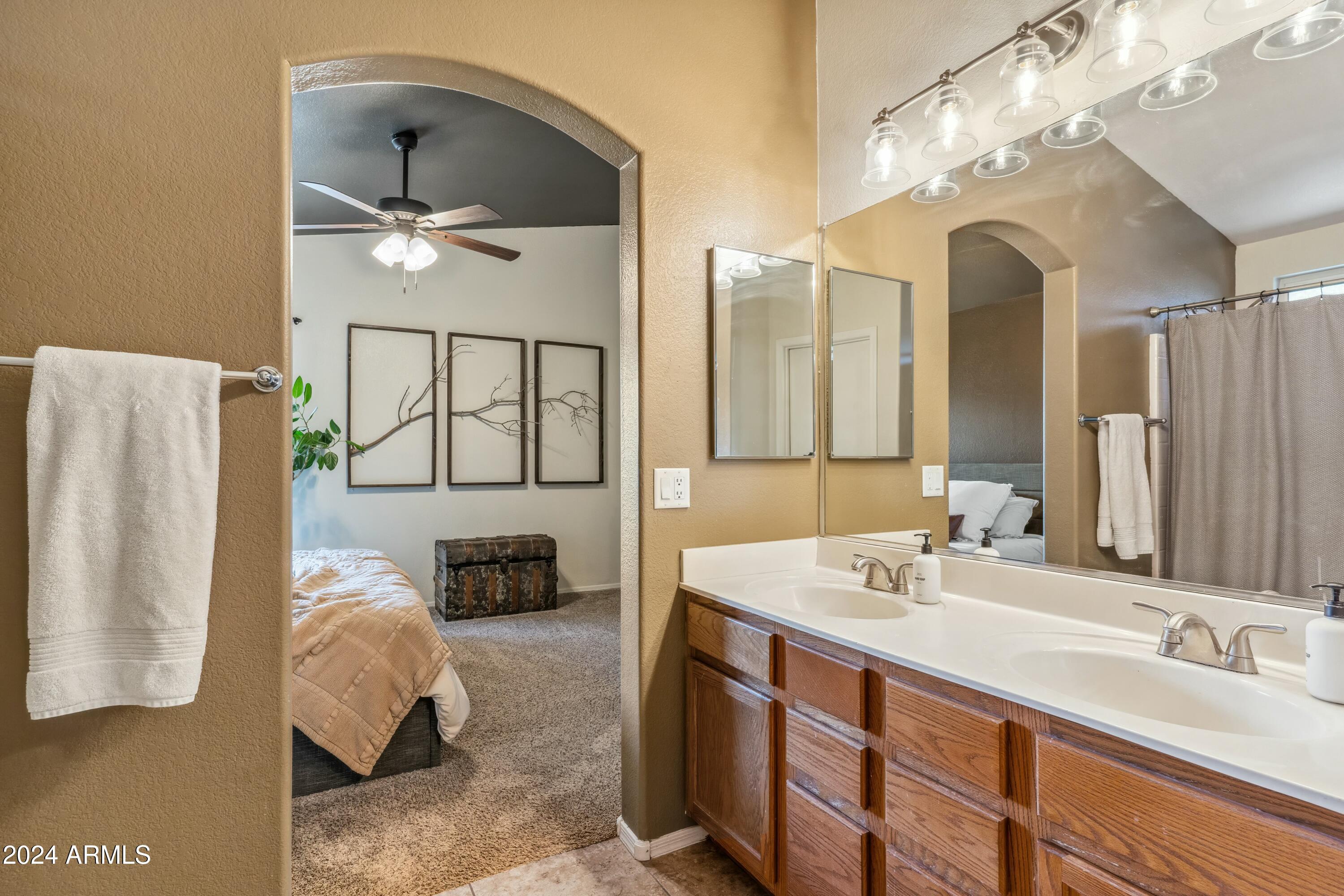 4045 W ABRAHAM Lane