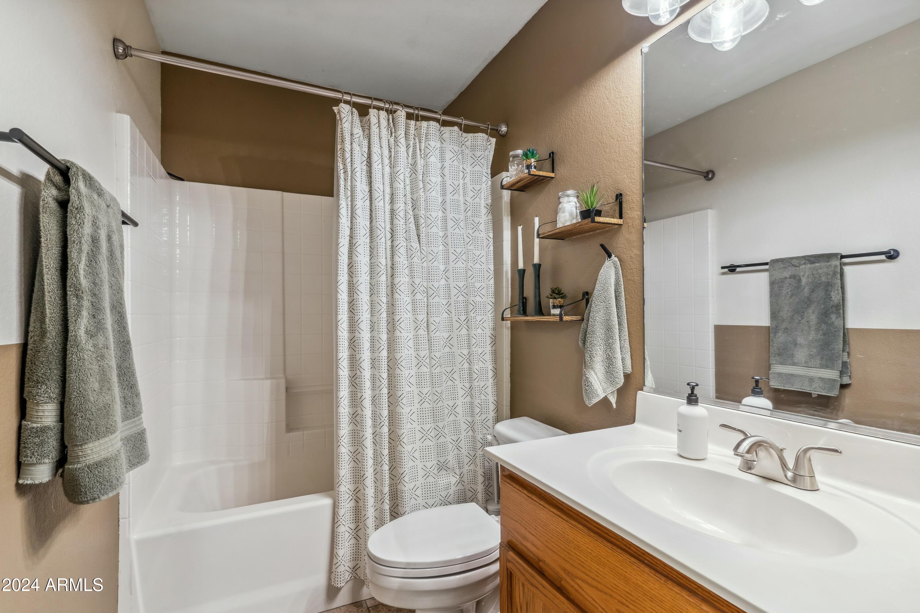 4045 W ABRAHAM Lane