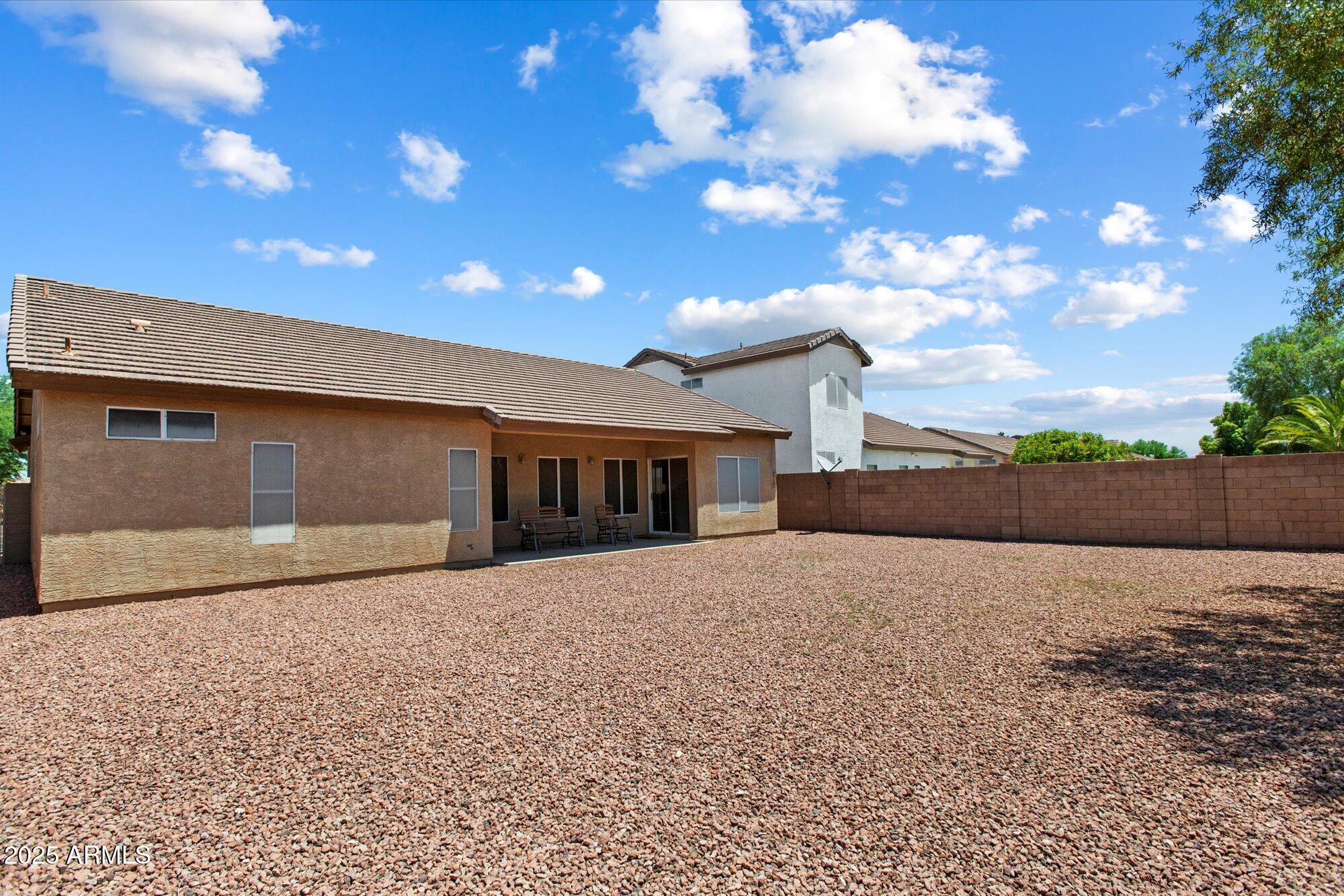 14821 W HONEYSUCKLE Lane