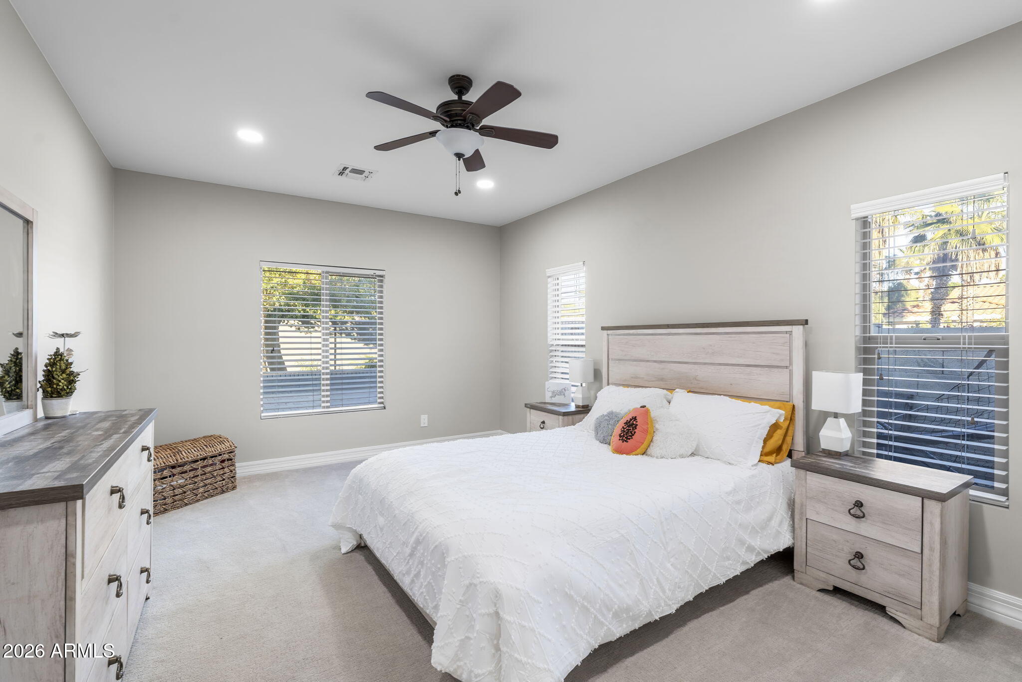 5926 E HARTFORD Avenue