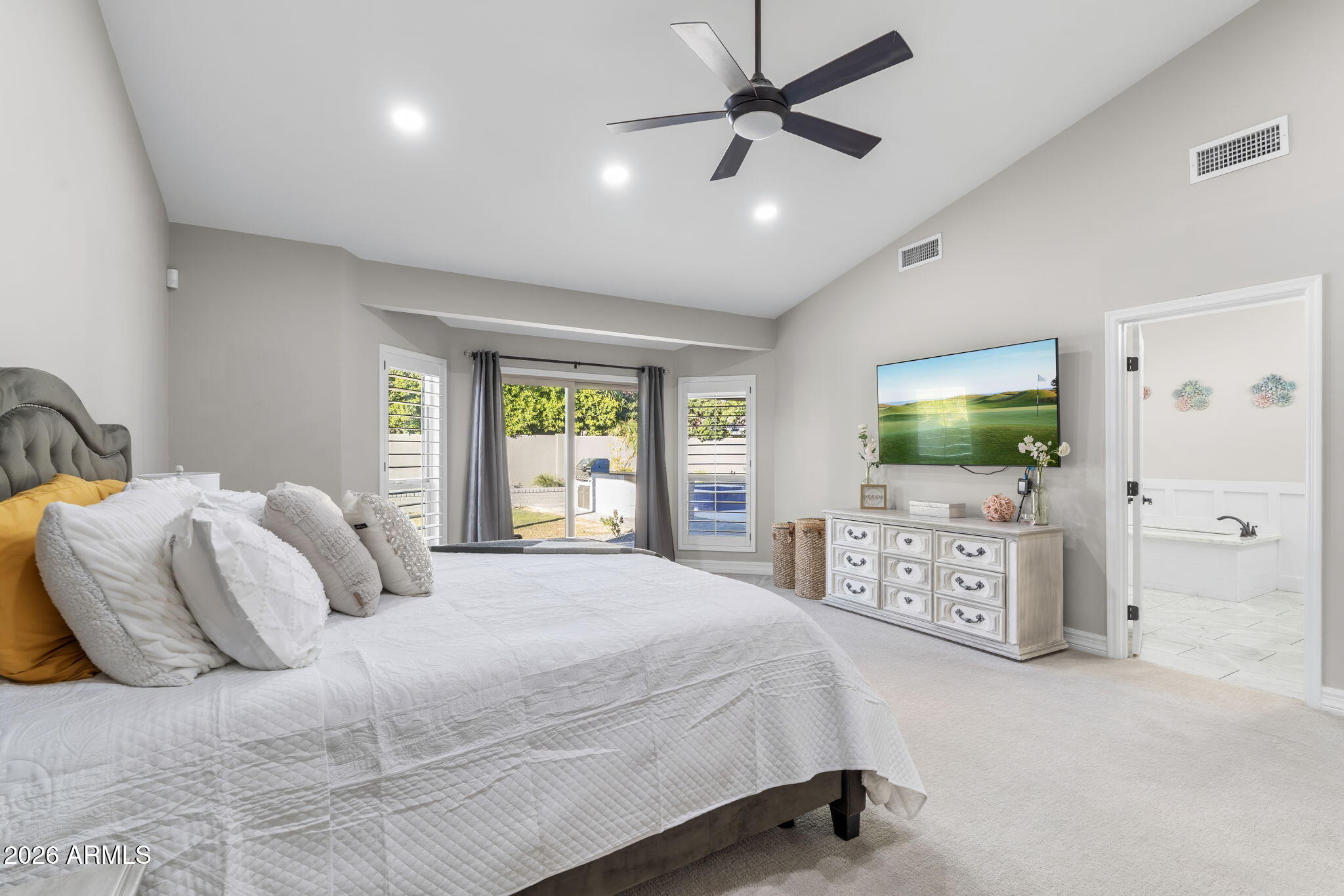 5926 E HARTFORD Avenue