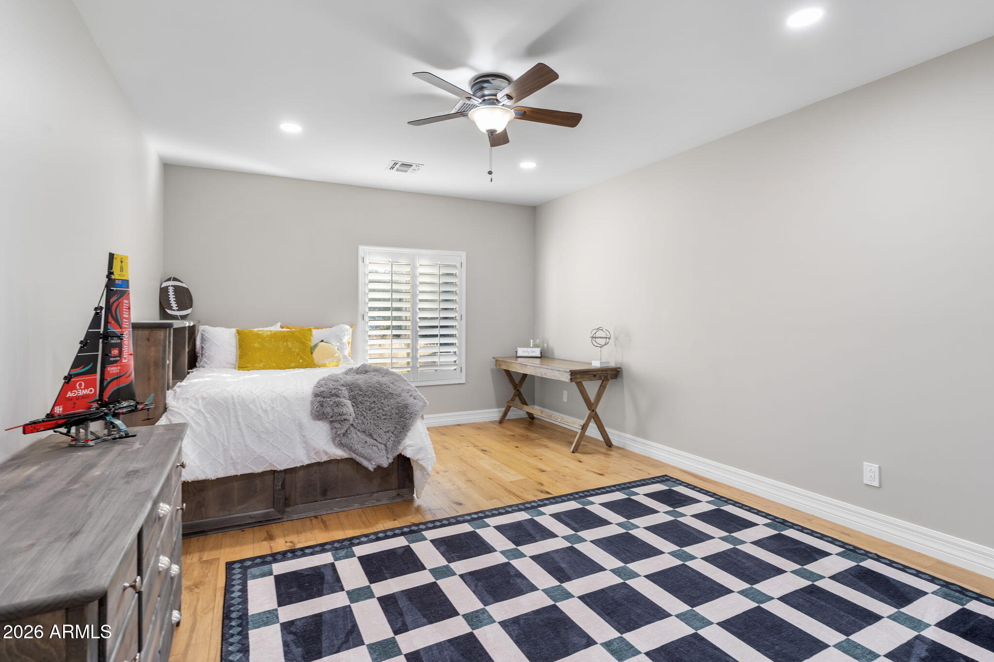 5926 E HARTFORD Avenue