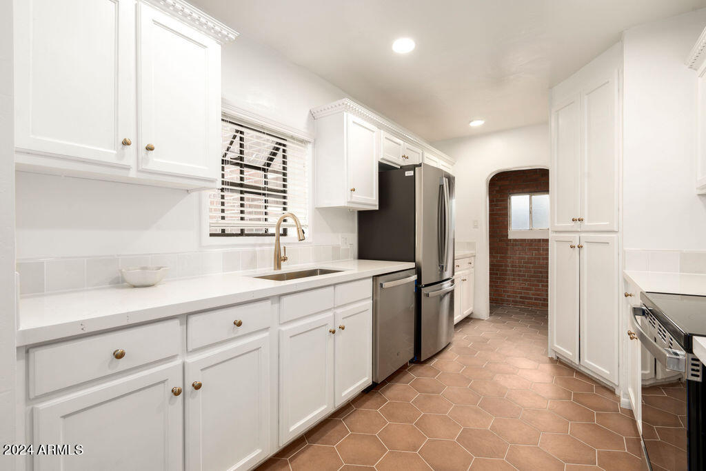 1546 W WINDSOR Avenue