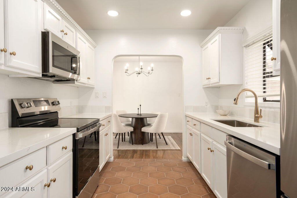 1546 W WINDSOR Avenue