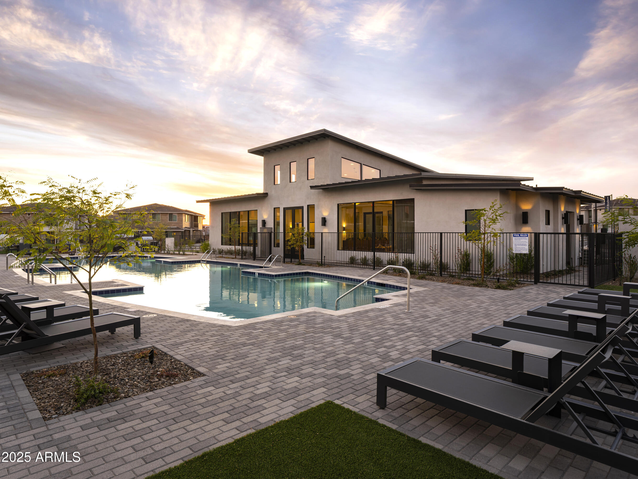 2121 W Sonoran Desert Drive 76