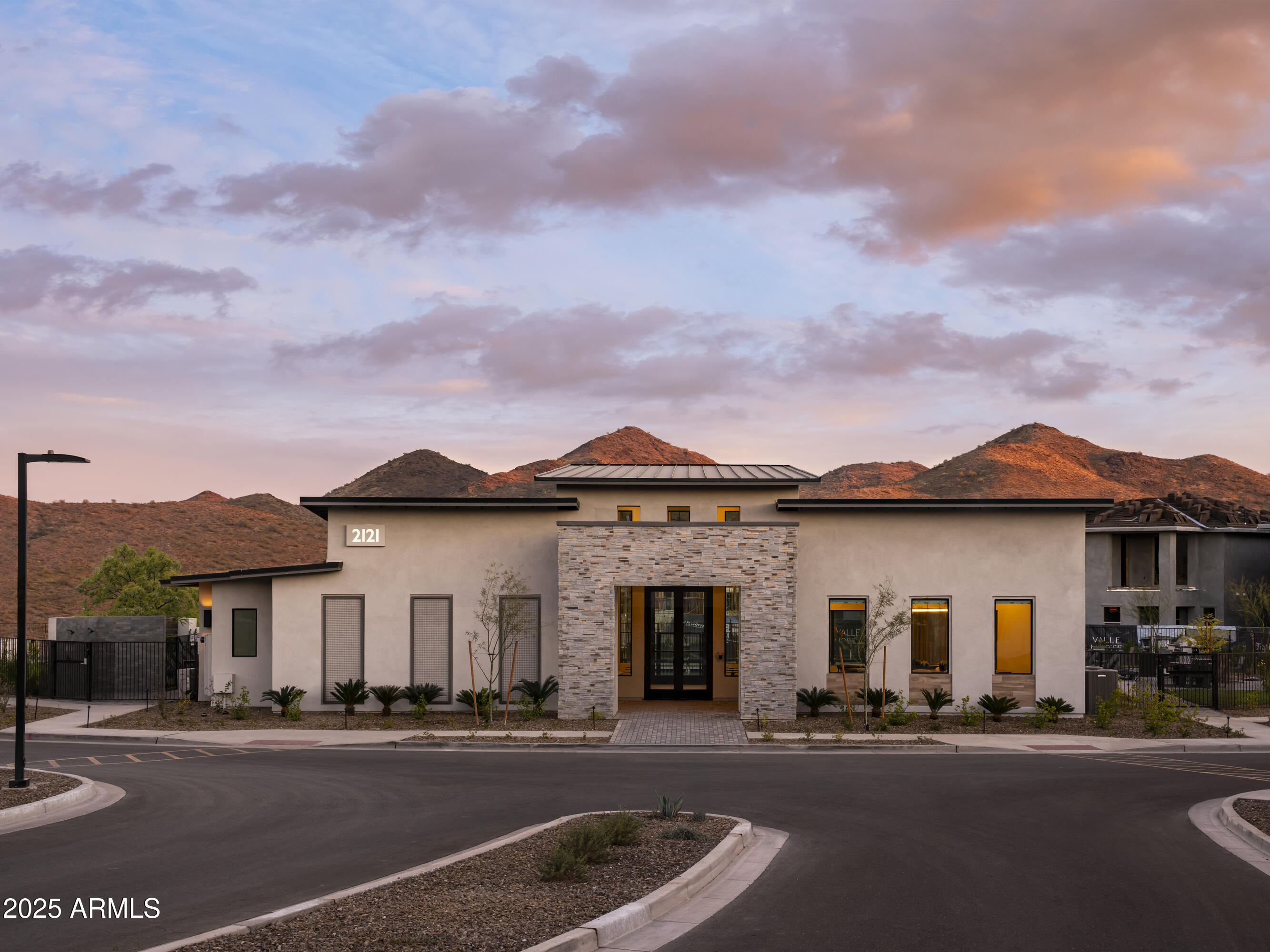 2121 W Sonoran Desert Drive 76