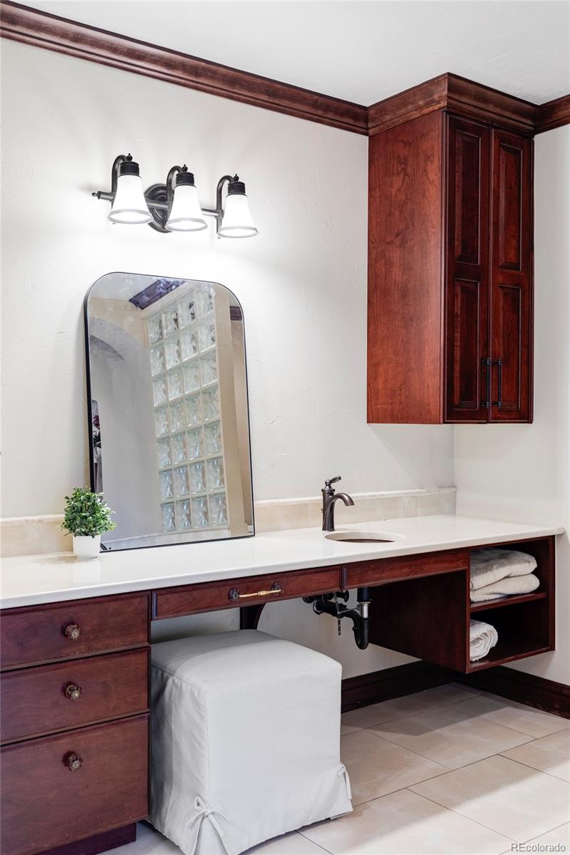 2209 Green Oaks Lane