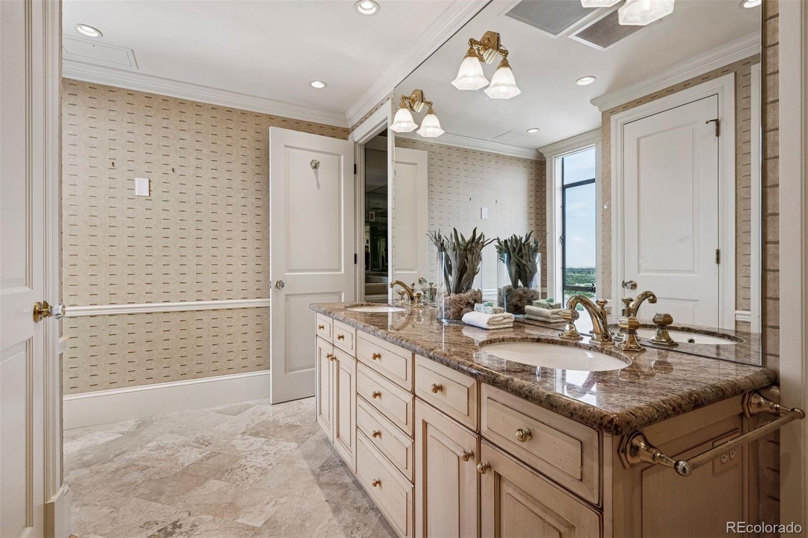 1201 N Williams Street Unit: 17A