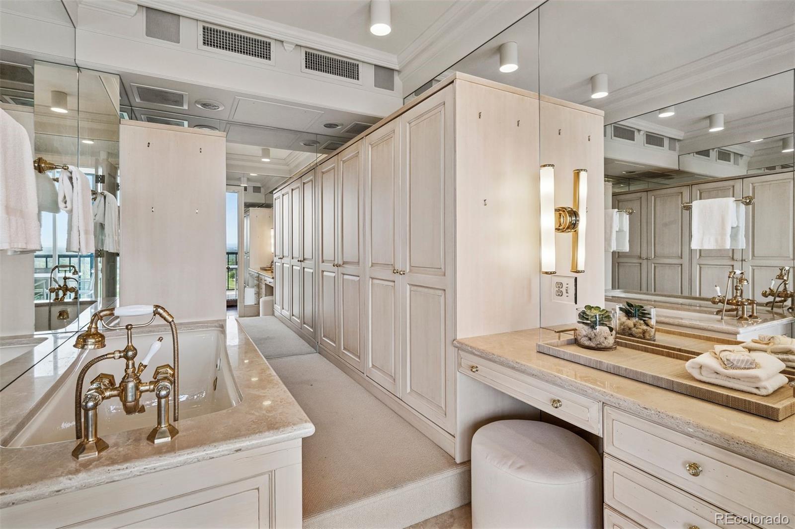 1201 N Williams Street Unit: 17A