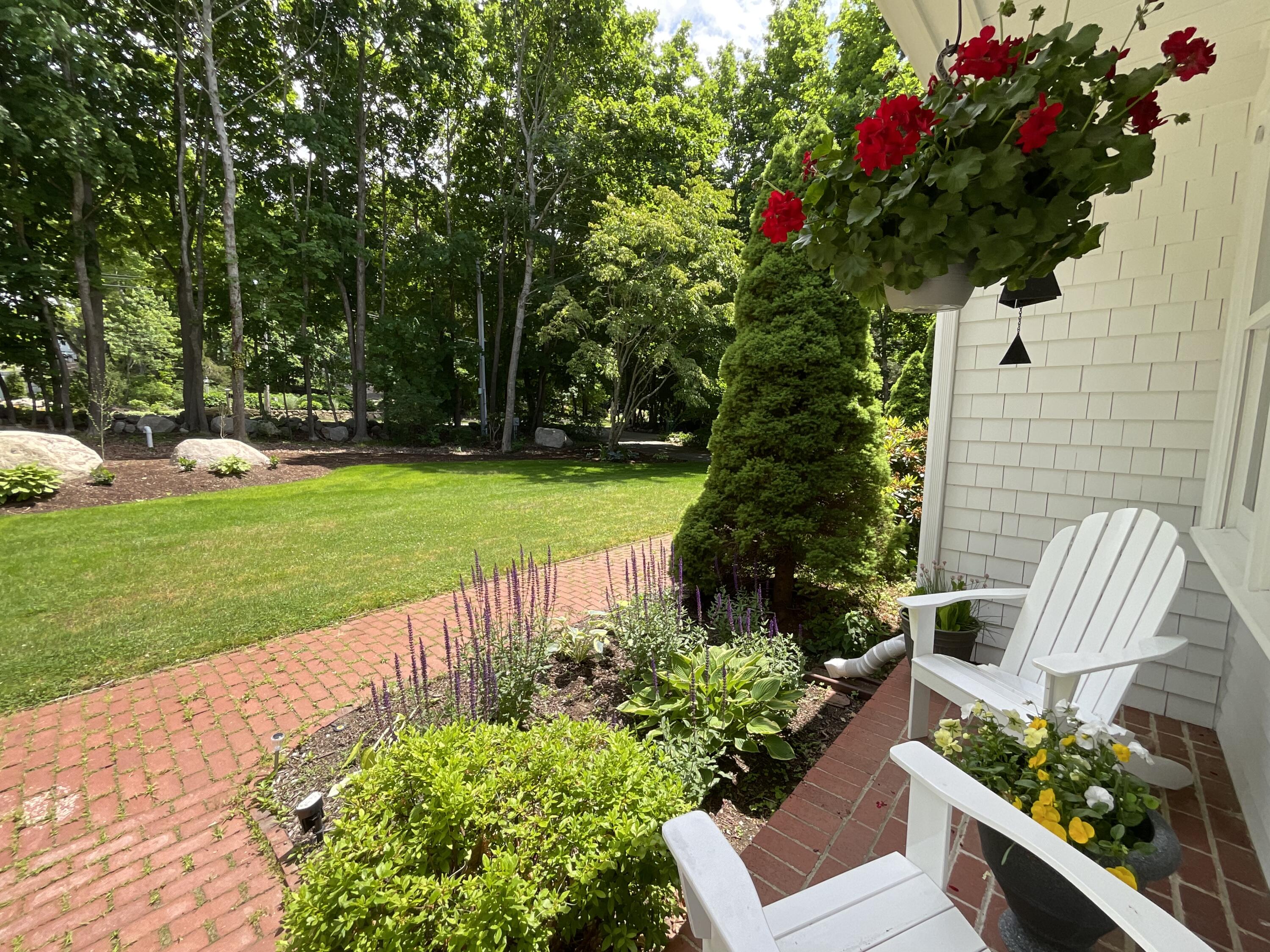 216 N Falmouth Highway