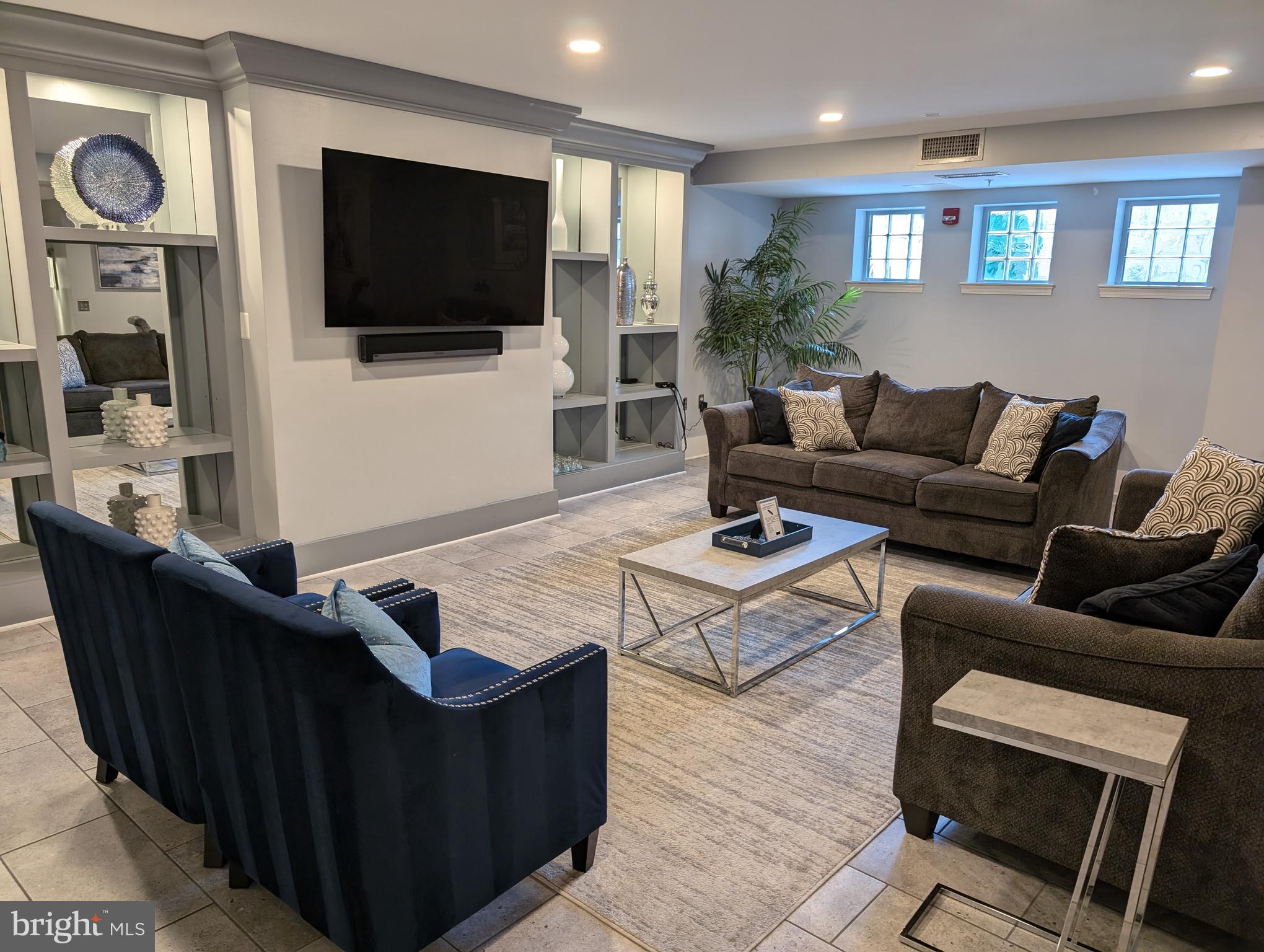 555 MASSACHUSETTS AVE NW #204