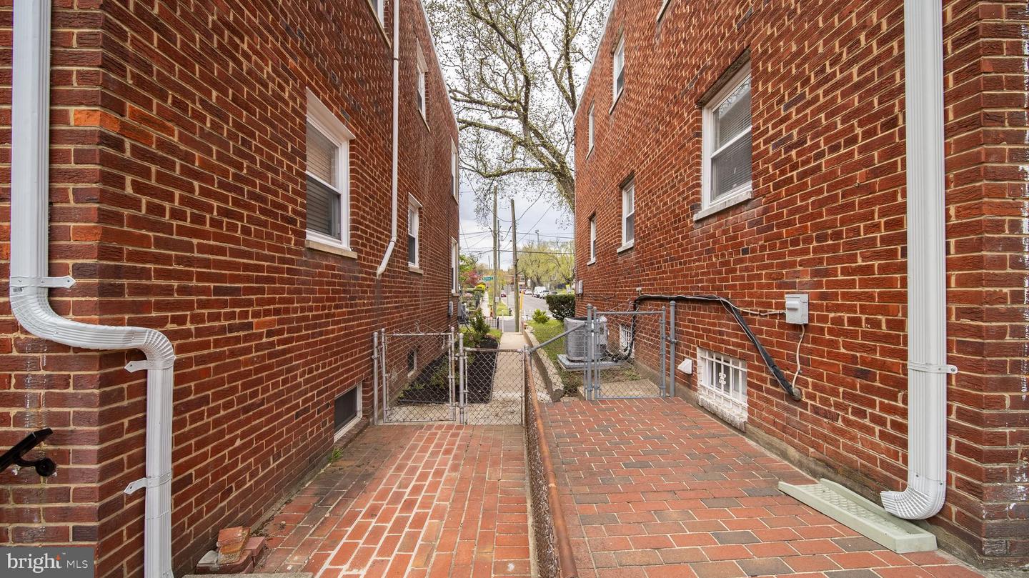 604 NICHOLSON ST NE