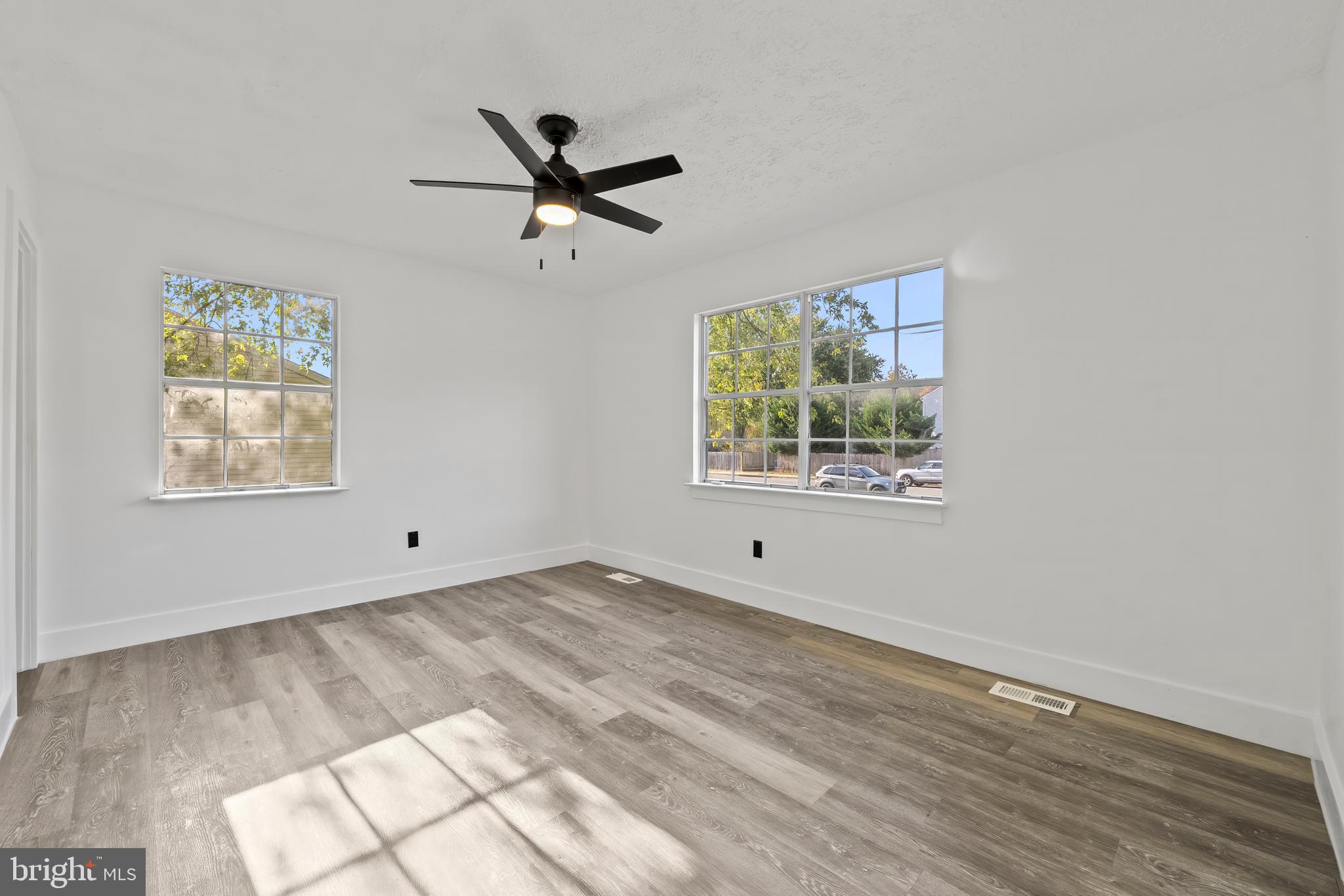 901 Laurel Ln