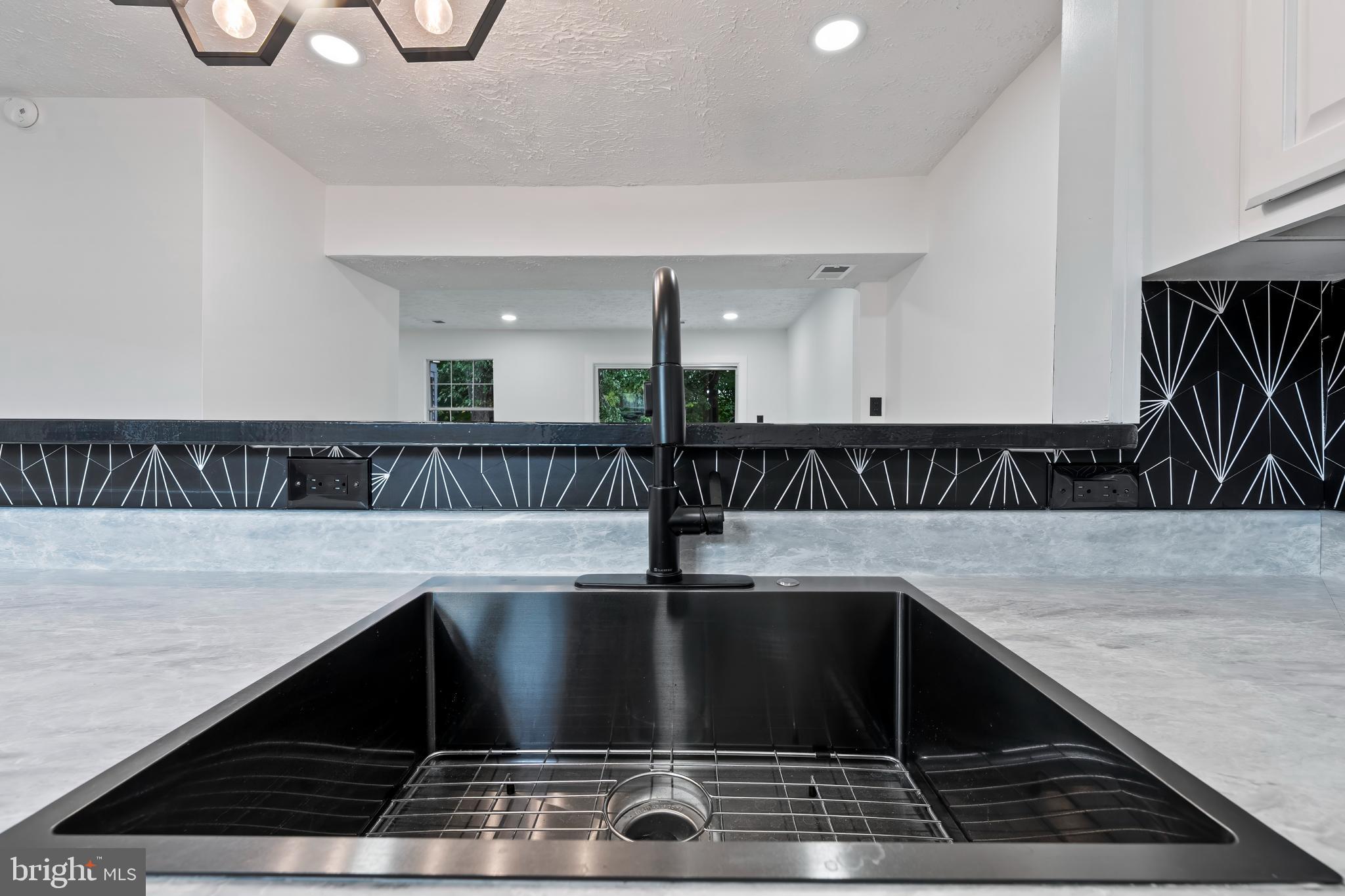 901 Laurel Ln