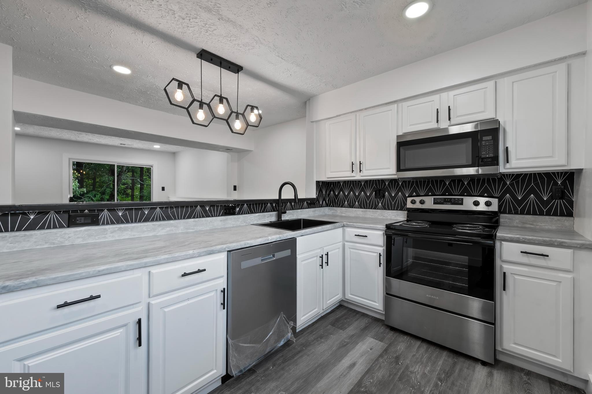 901 Laurel Ln