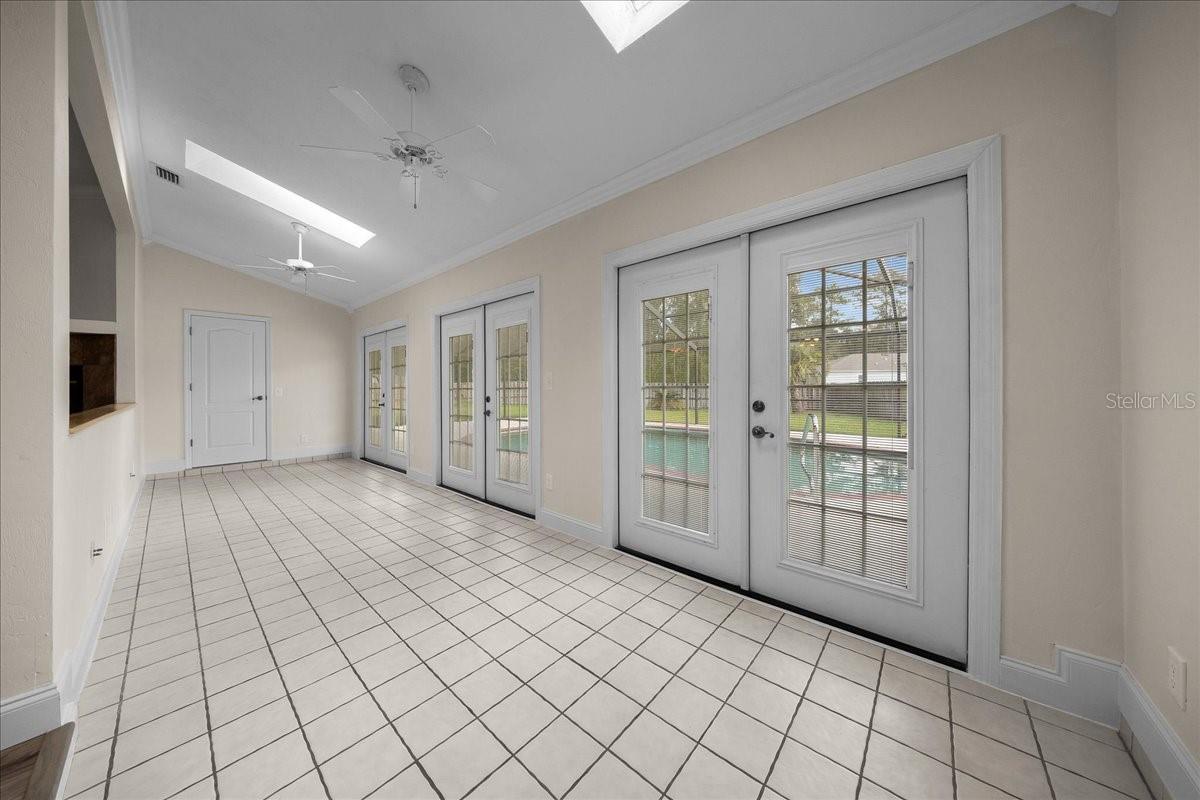 915 SW 82ND TER