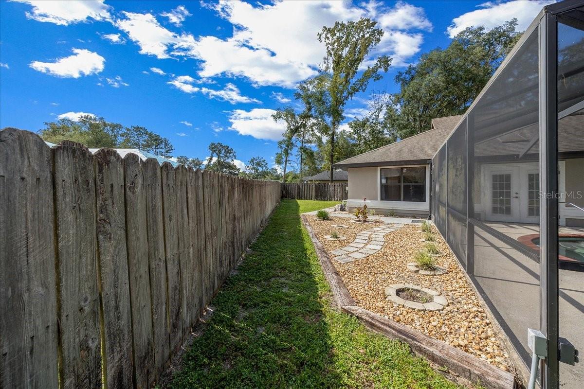 915 SW 82ND TER