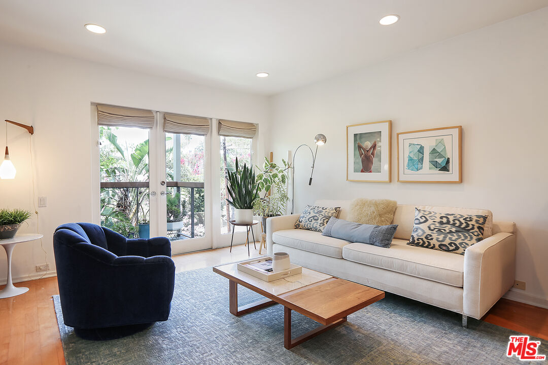 330 S BARRINGTON AVE Unit: 310