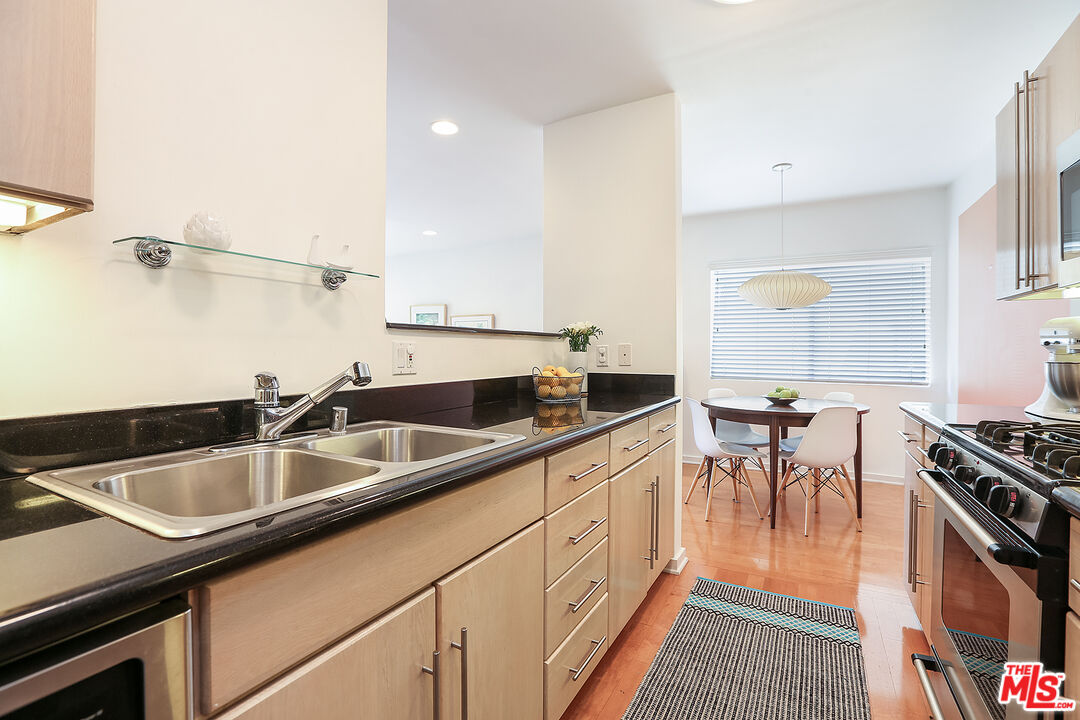 330 S BARRINGTON AVE Unit: 310